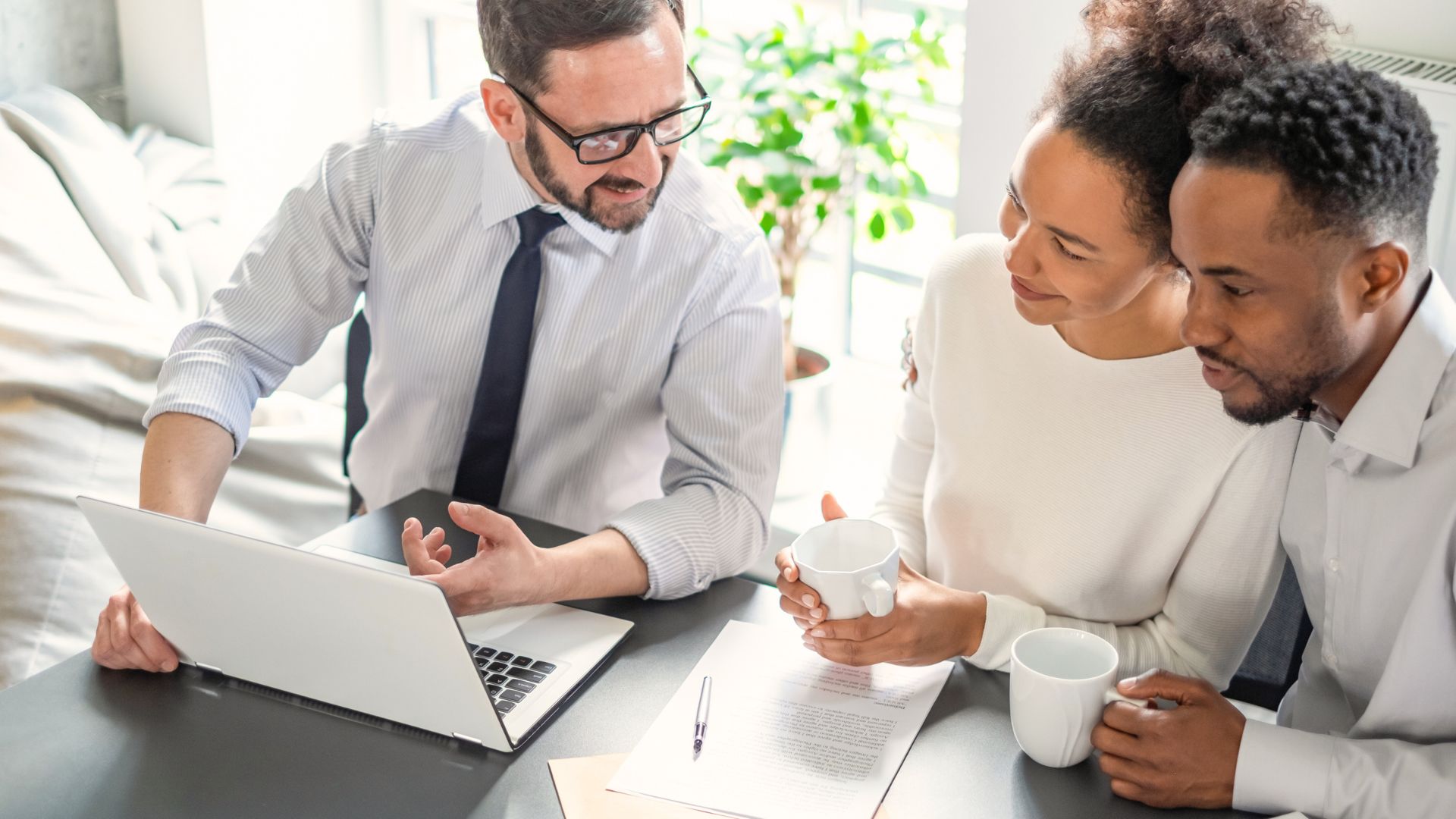 Estate planning lawyer in Oregon WI meeting with family clients